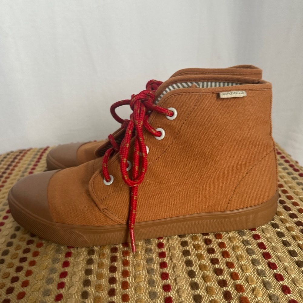 BANGS Shoes Tan Canvas High-Top Boots with Red Laces – 8
